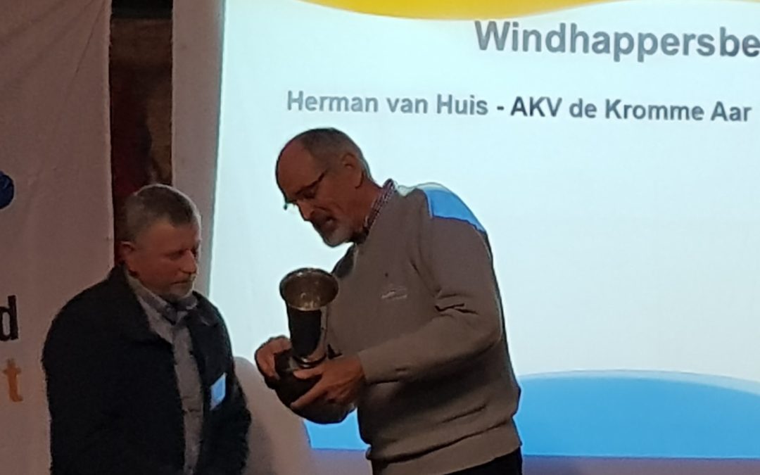 Herman van Huis ontvangt Windhappersbeker